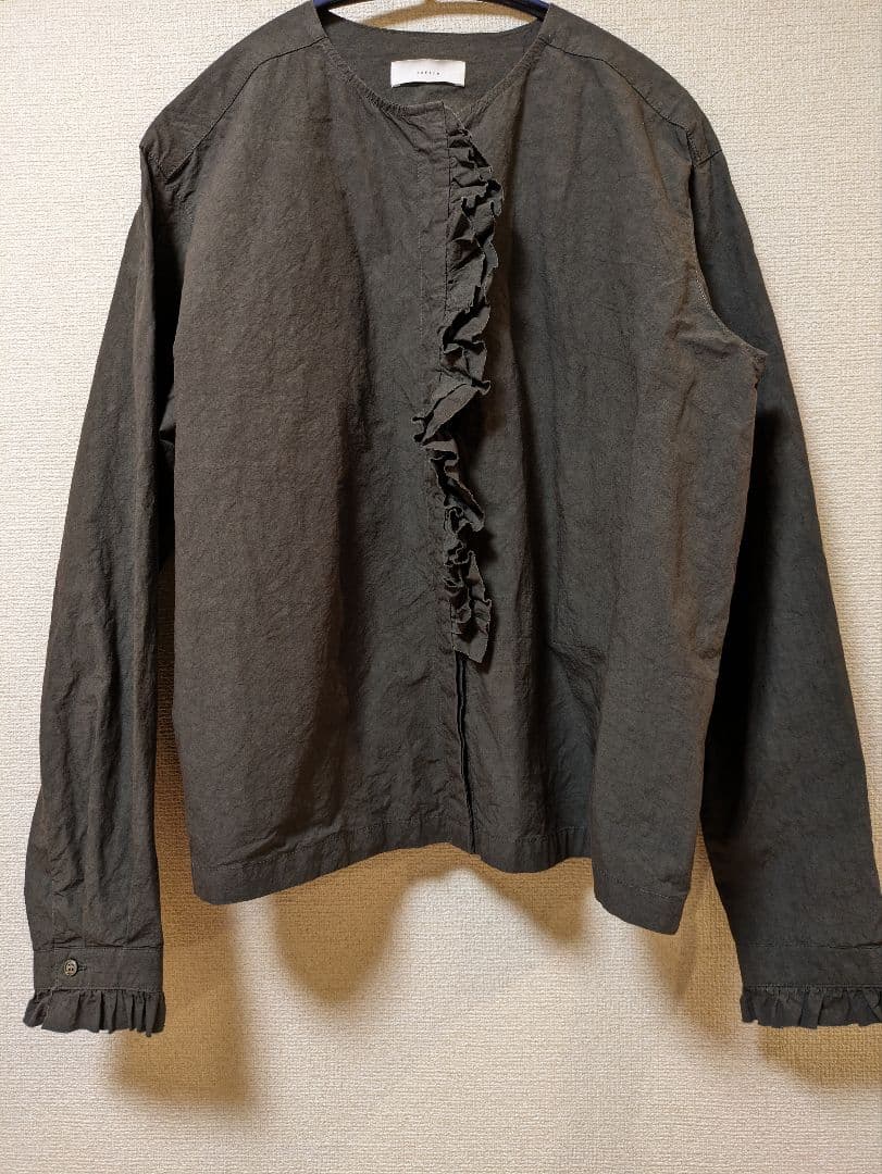 2025年SS かぐれコットンリネンフリルブラウス　チャコール