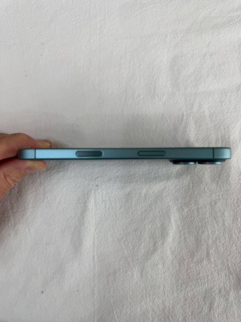 iPhone16 256GB ティール 背面割れあり