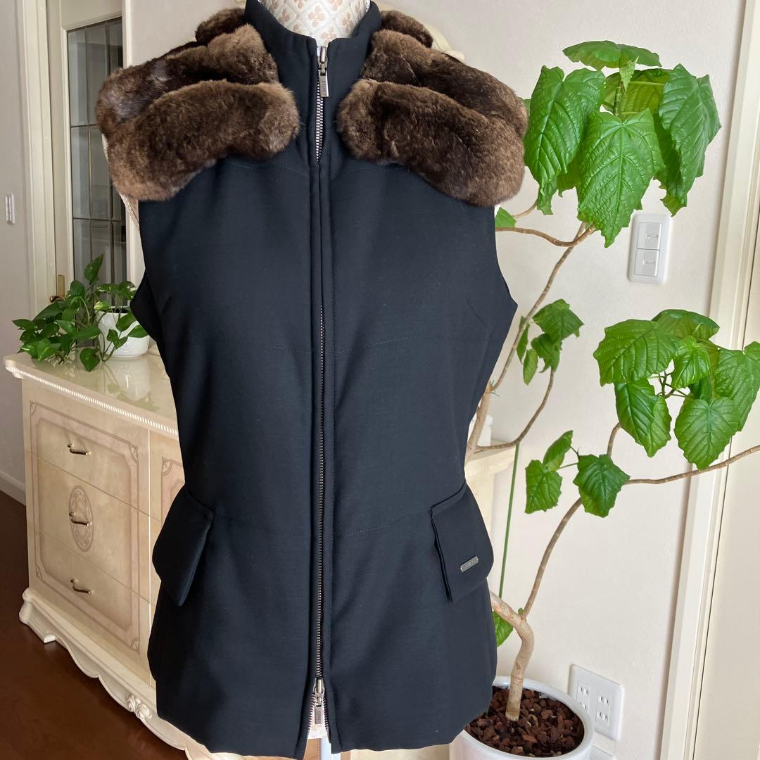 フォクシー ブラックー肉厚フカフカチンチラ付き中綿ベスト　希少42サイズ