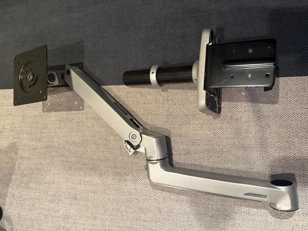 Amazonベーシック モニターアーム ディスプレイタイプ 32インチシルバー