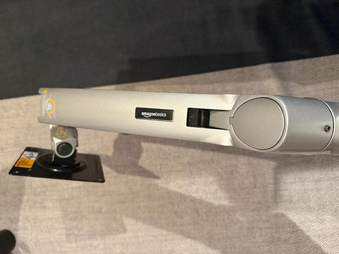 Amazonベーシック モニターアーム ディスプレイタイプ 32インチシルバー