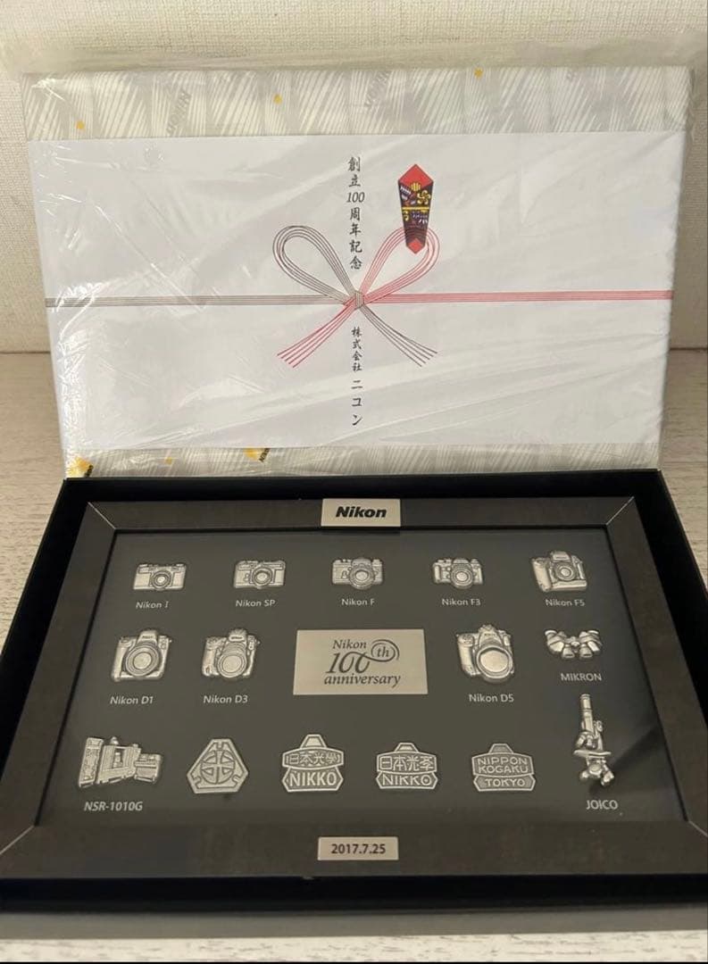 【新品・未開封】 Nikon 100周年記念 歴代カメラモデル ピンバッジ