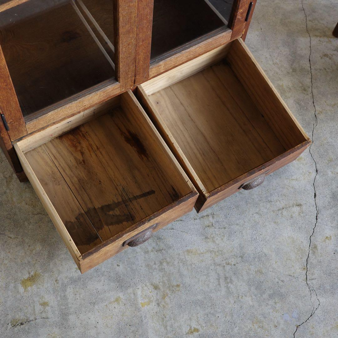 ガラス扉の本箱