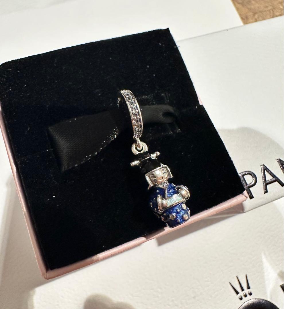 Pandora 人形型チャーム 青と銀色