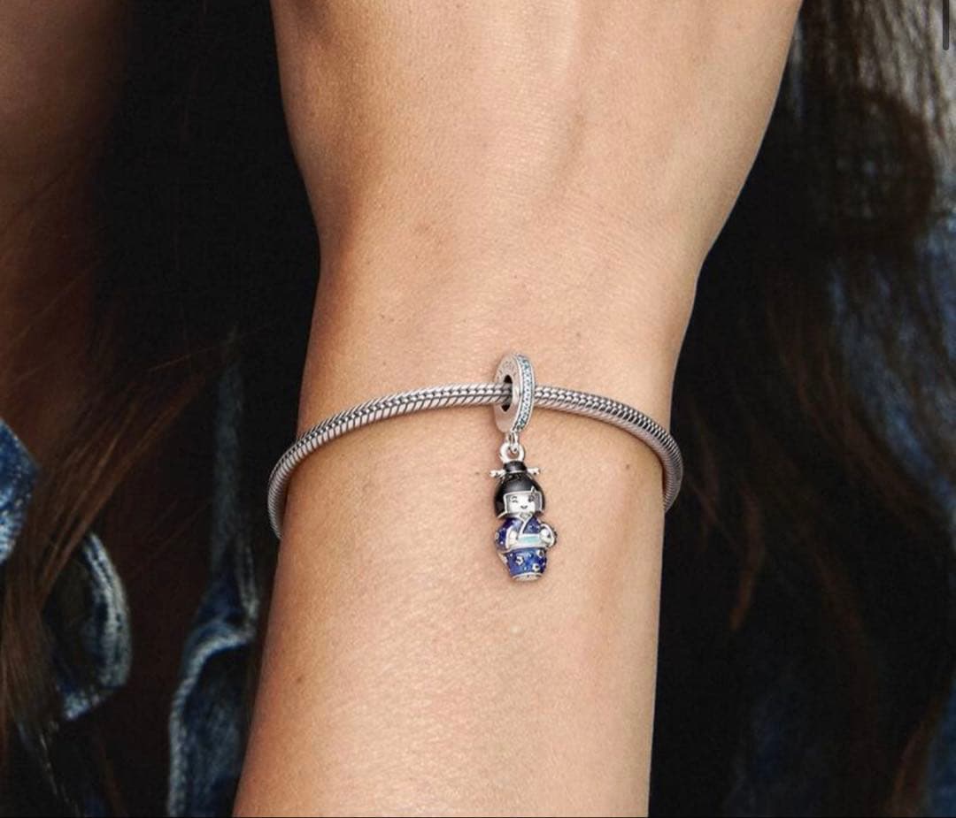 Pandora 人形型チャーム 青と銀色