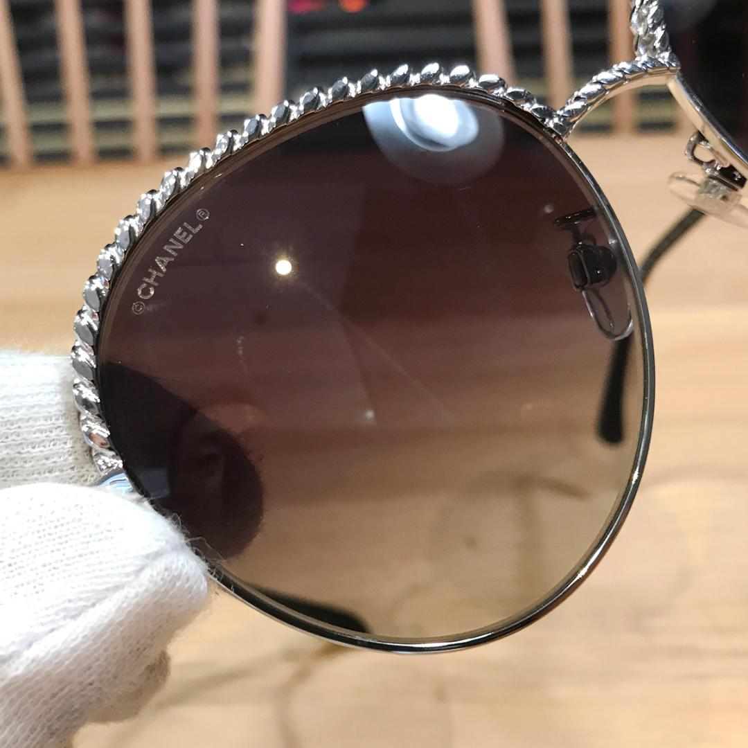 新品同様 シャネル チェーン付き サングラス シルバー ブラウングラデーション
