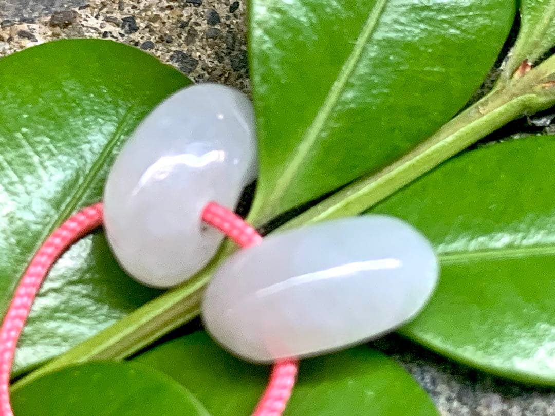 ✳ピカピカの綺麗な勾玉　極上の透明感　糸魚川翡翠ミニ勾玉2個セット ‼️