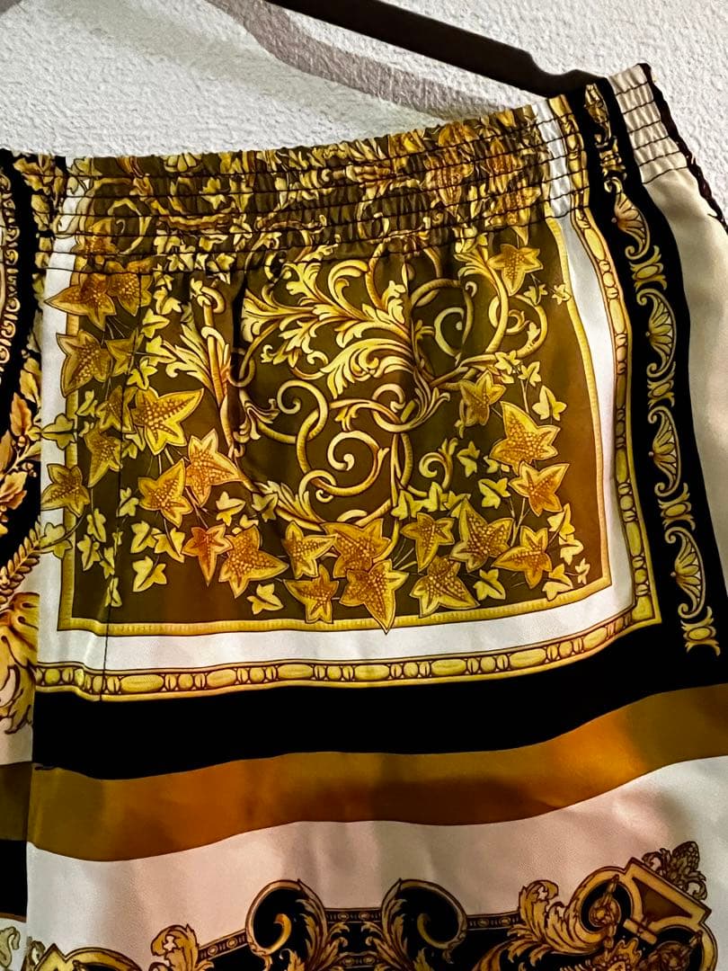 ヴェルサーチェ　バロッコハーフパンツ　総柄　シルク