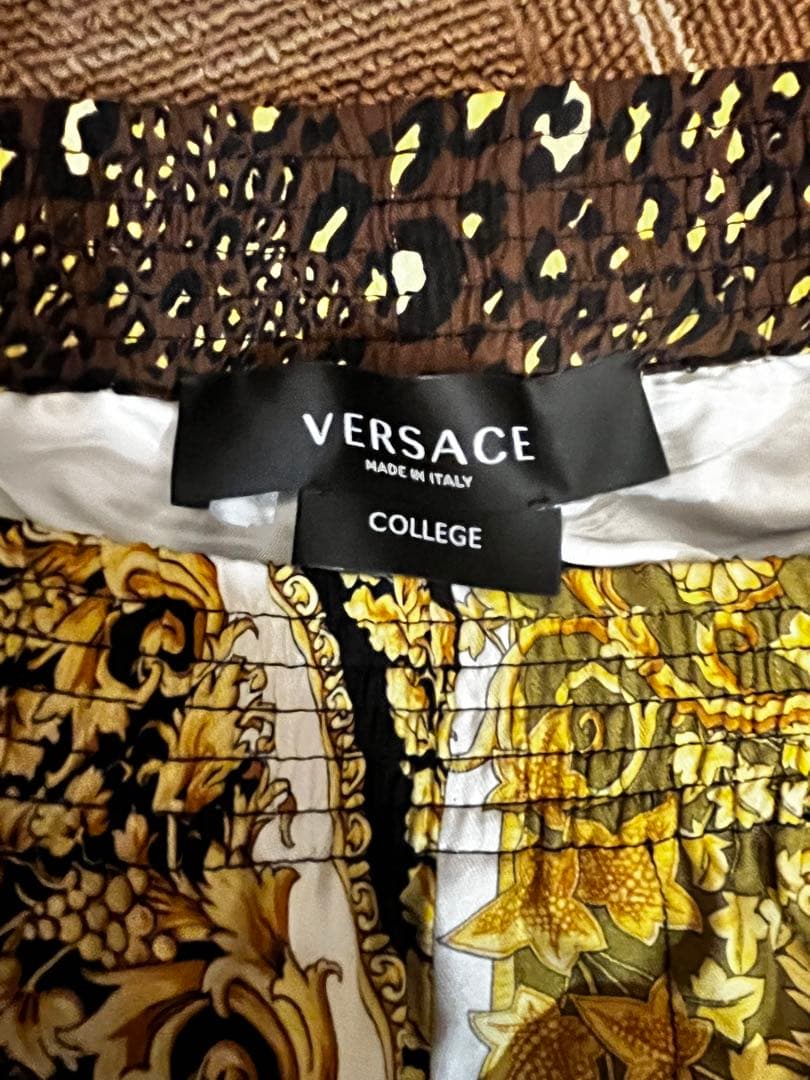 ヴェルサーチェ　バロッコハーフパンツ　総柄　シルク