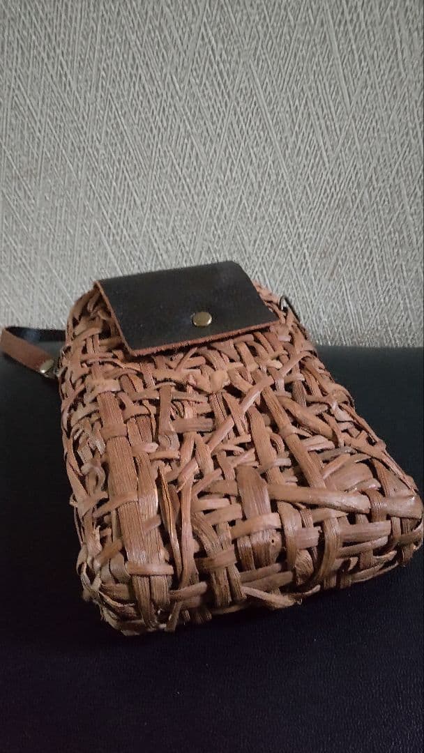 山葡萄のスマホ入れとチャーム