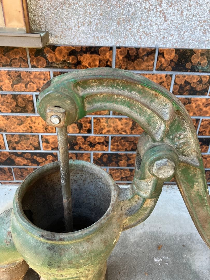 昭和レトロ　古い手押し井戸ポンプ　井戸ポンプ　ジャンクガーデン　ディスプレイ