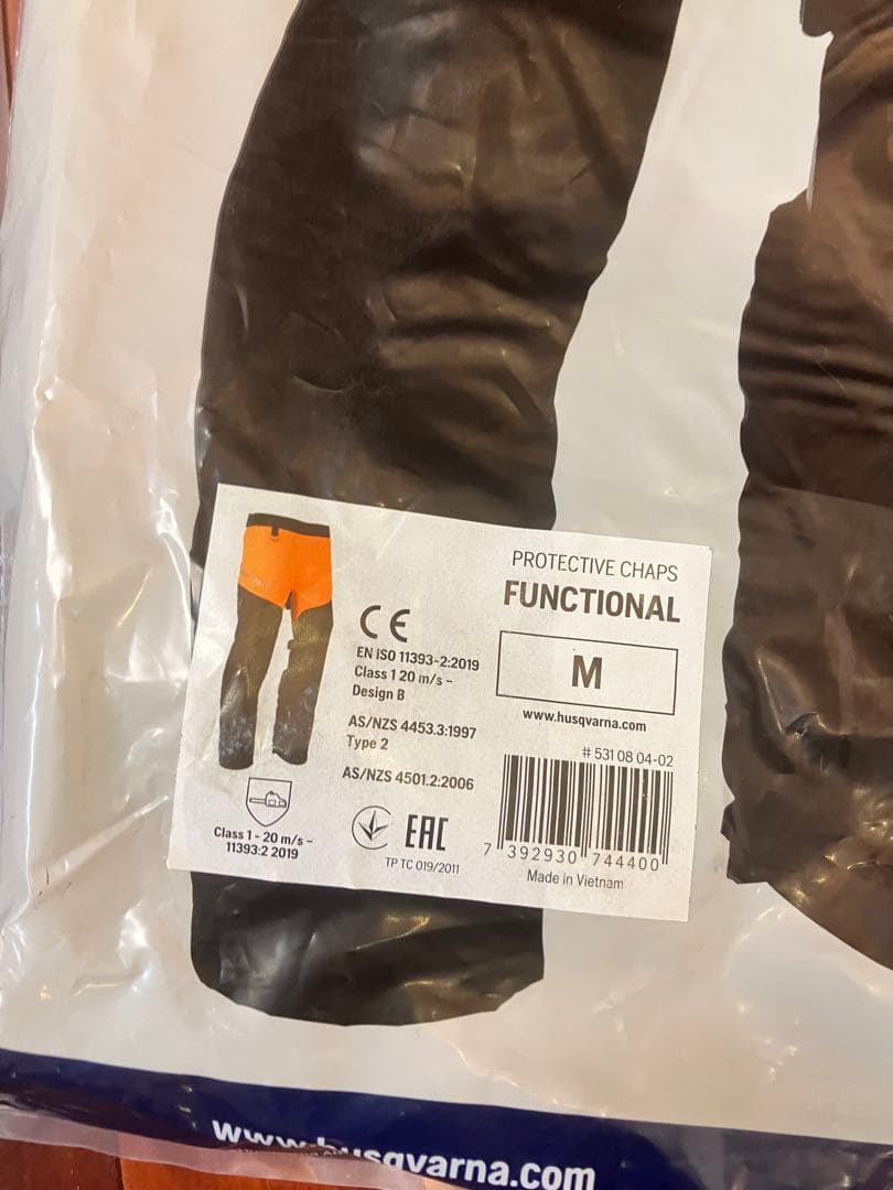 新品　ハスクバーナ　チャップスタイプ　チェーンソーパンツ　防護用品　おまけ付き