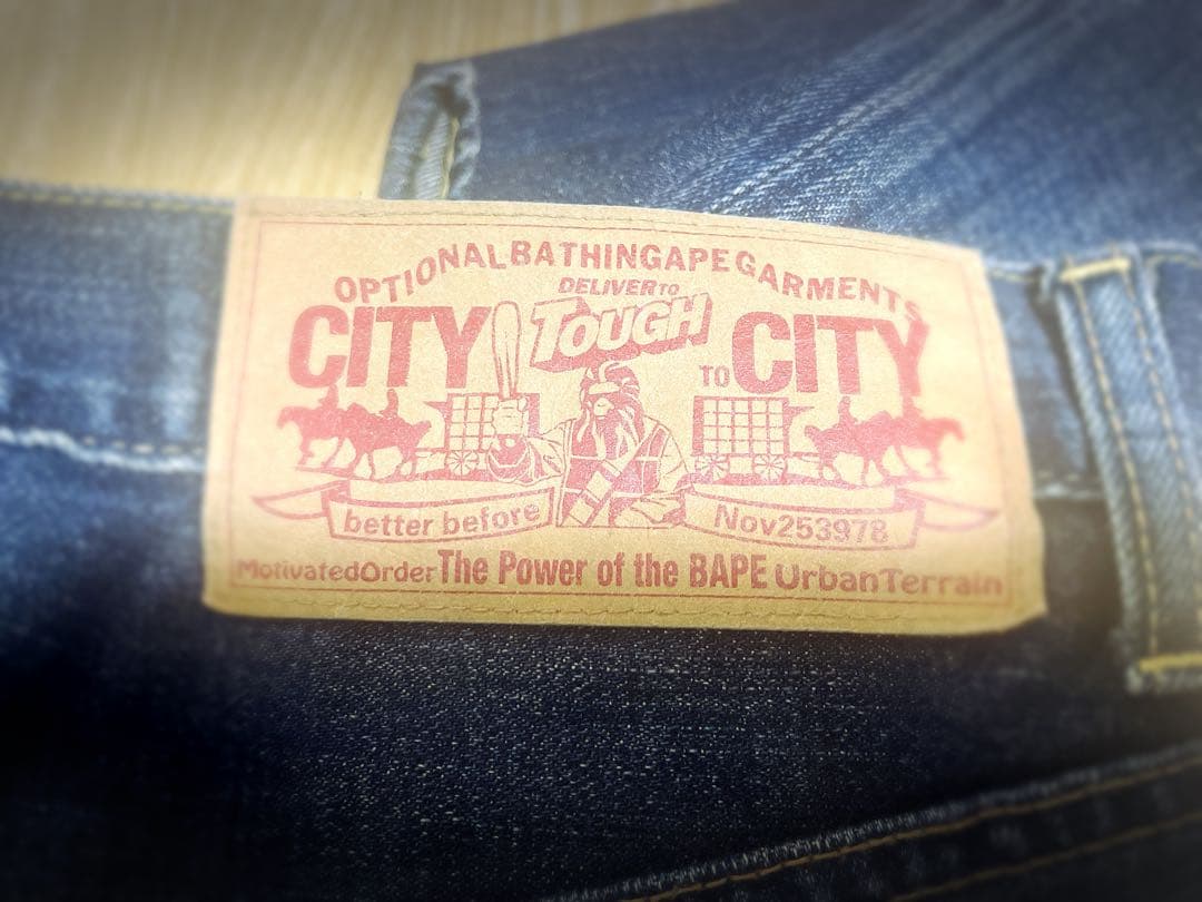 A BATHING APE バック刺繍デニムパンツ