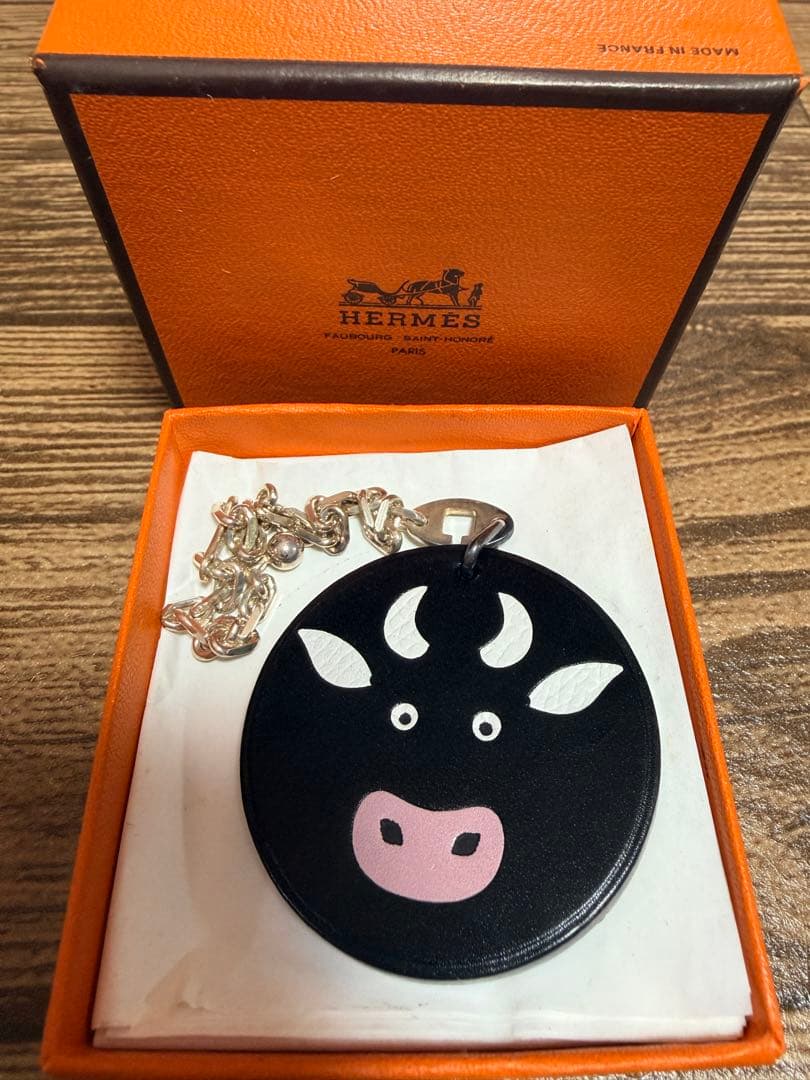 HERMES 本革チャーム 牛 うし