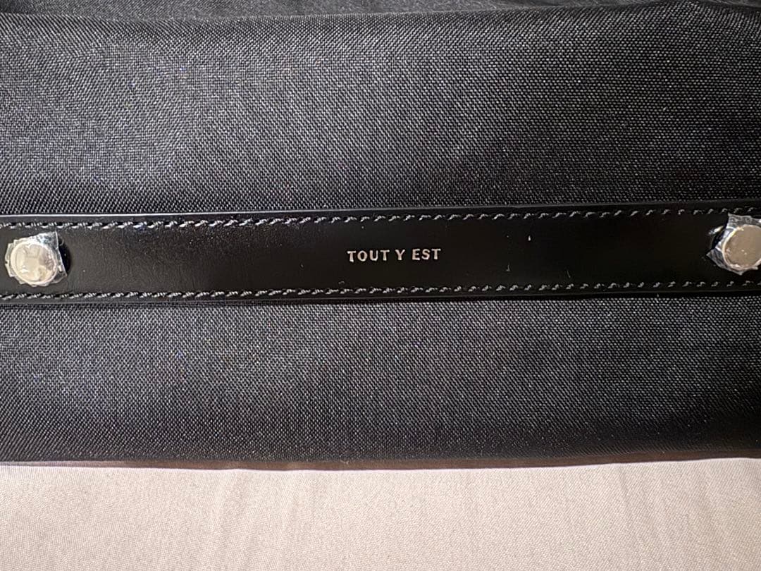 TOUT Y EST トゥティエ　カノトワル スモールバッグ　黒
