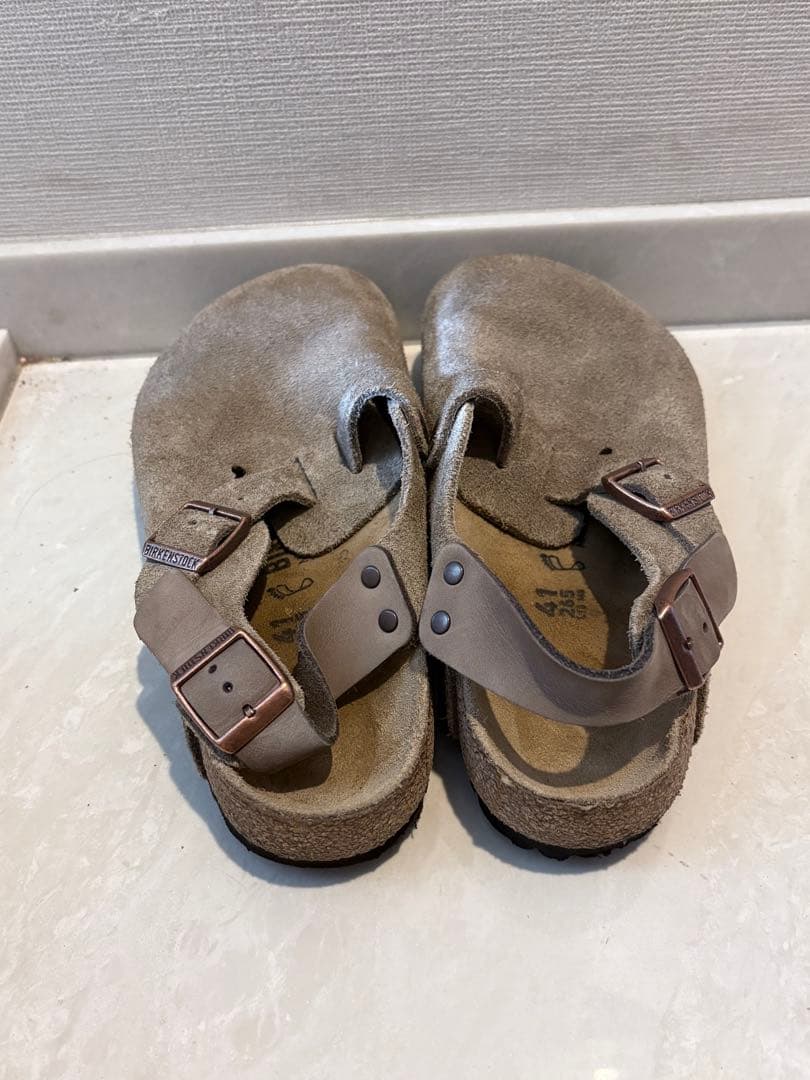 グレー スエード バックストラップサンダル