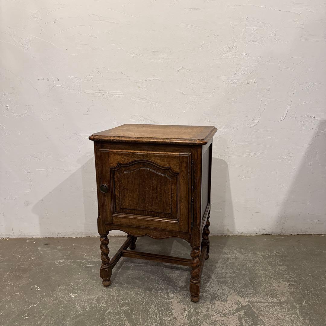 ヴィンテージ　木製サイドテーブル　扉収納付き