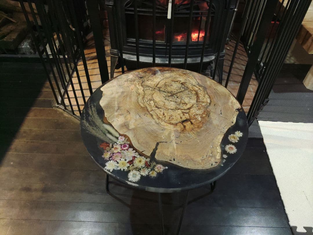 レジンとドライフラワーのローテーブル