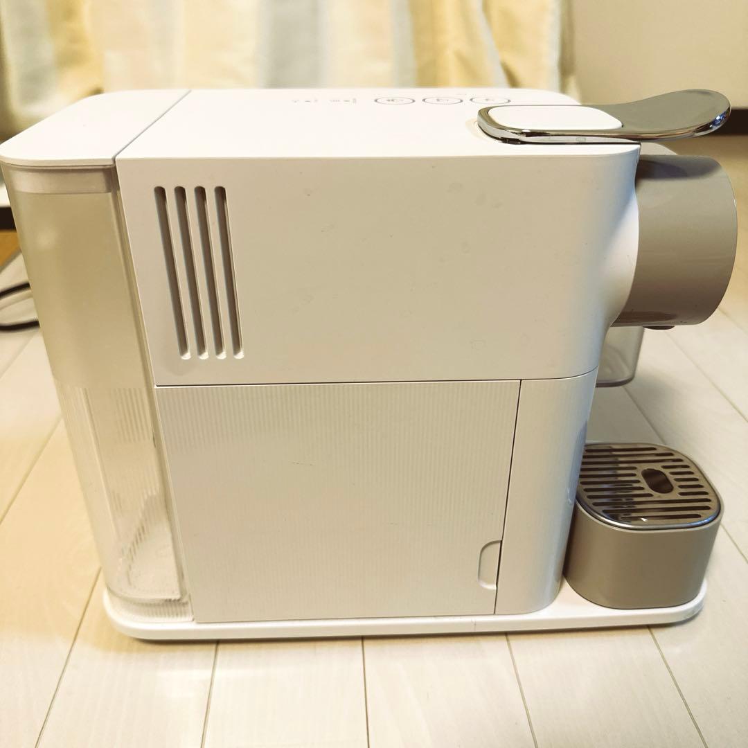コーヒーメーカー・エスプレッソマシン NESPRESSO LATTISSIMA ONE