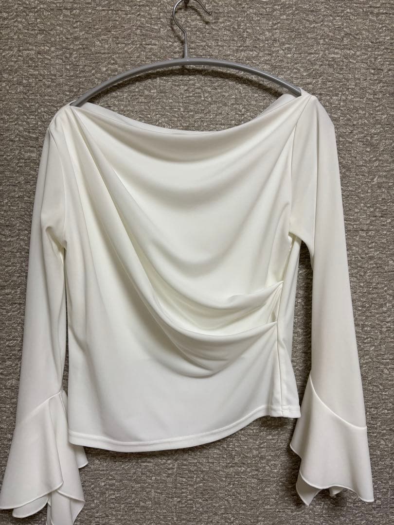 Aimeine ドレープネックカブススリーブトップス