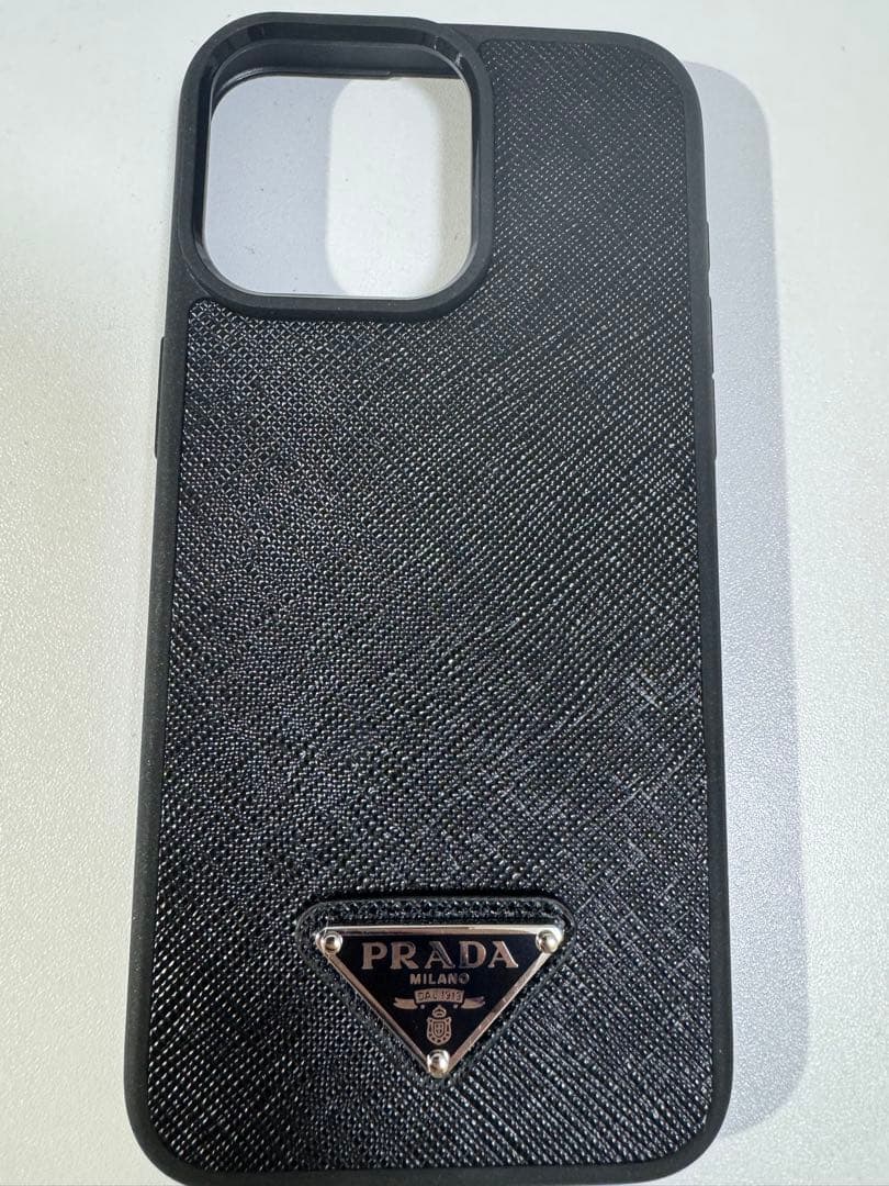 【美品】PRADA スマホケース　iPhone15promaxブラック レザー風