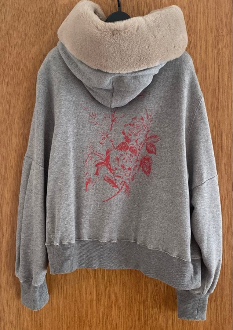 MUVEIL ファー付きグレー パーカー