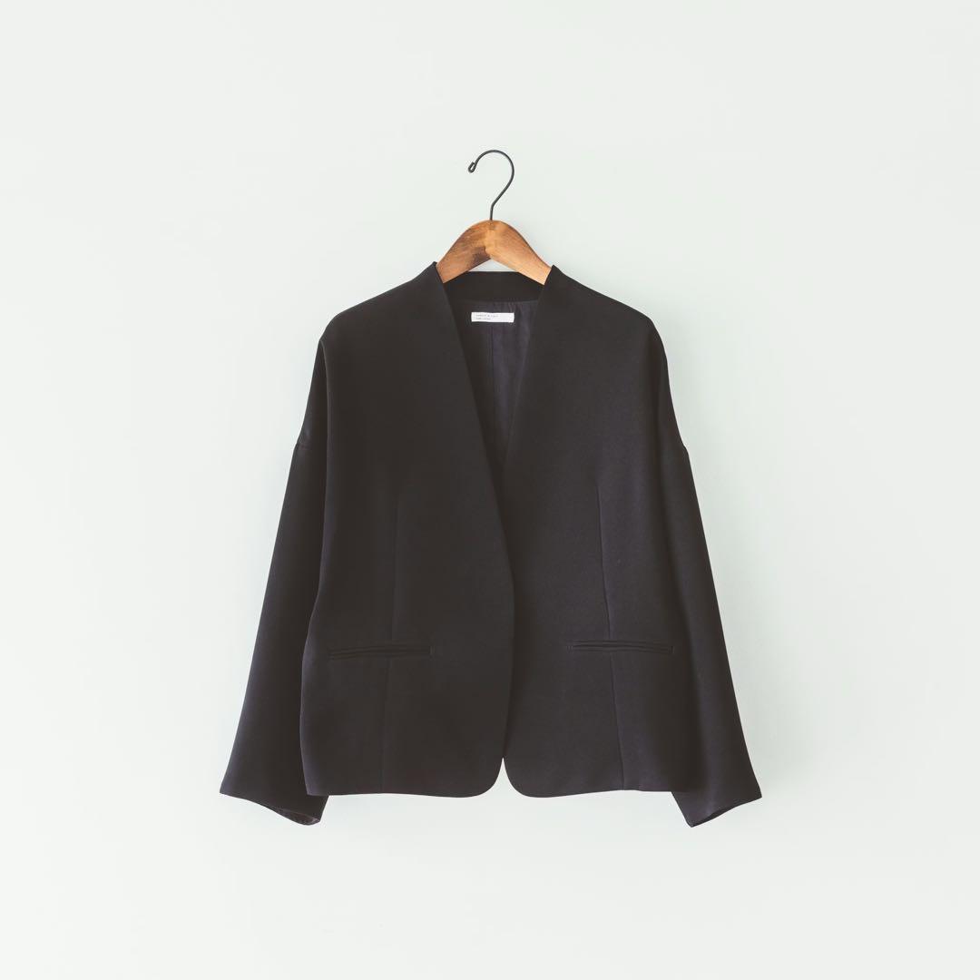 気持ちに寄り添うブラックフォーマルノーカラージャケット M