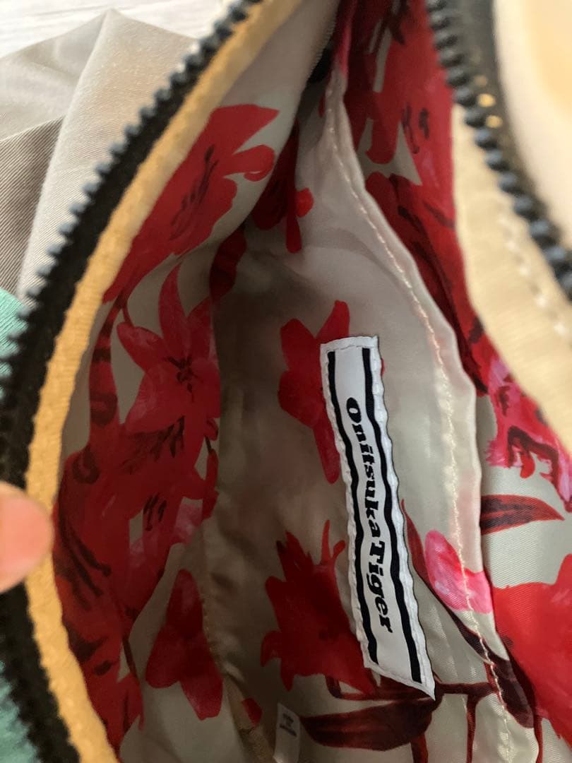 ONITSUKA TIGER /オニツカタイガー刺繍入ボディバッグ