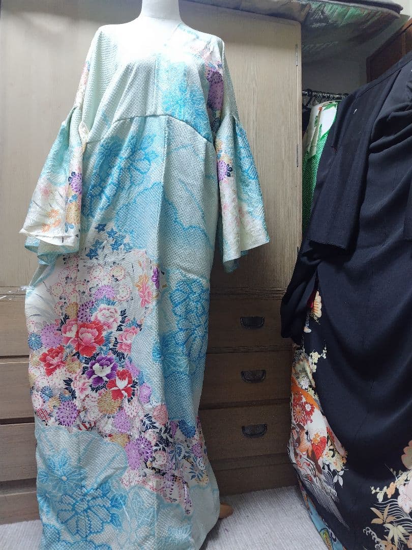 orihime振り袖絹リメイクワンピースです。