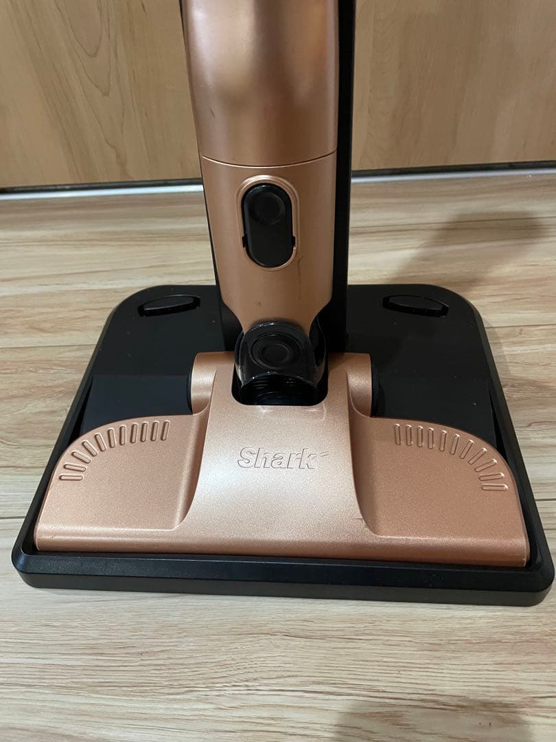 Shark スティッククリーナー ゴールド