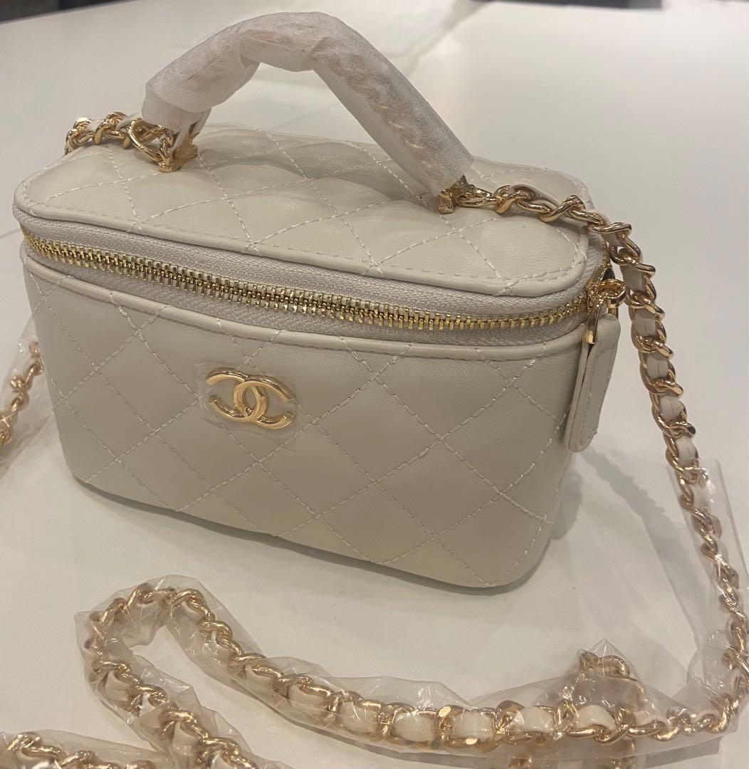 シャネル　ラインストーンハンドルチェーンショルダーバッグホワイト　ノベルティ