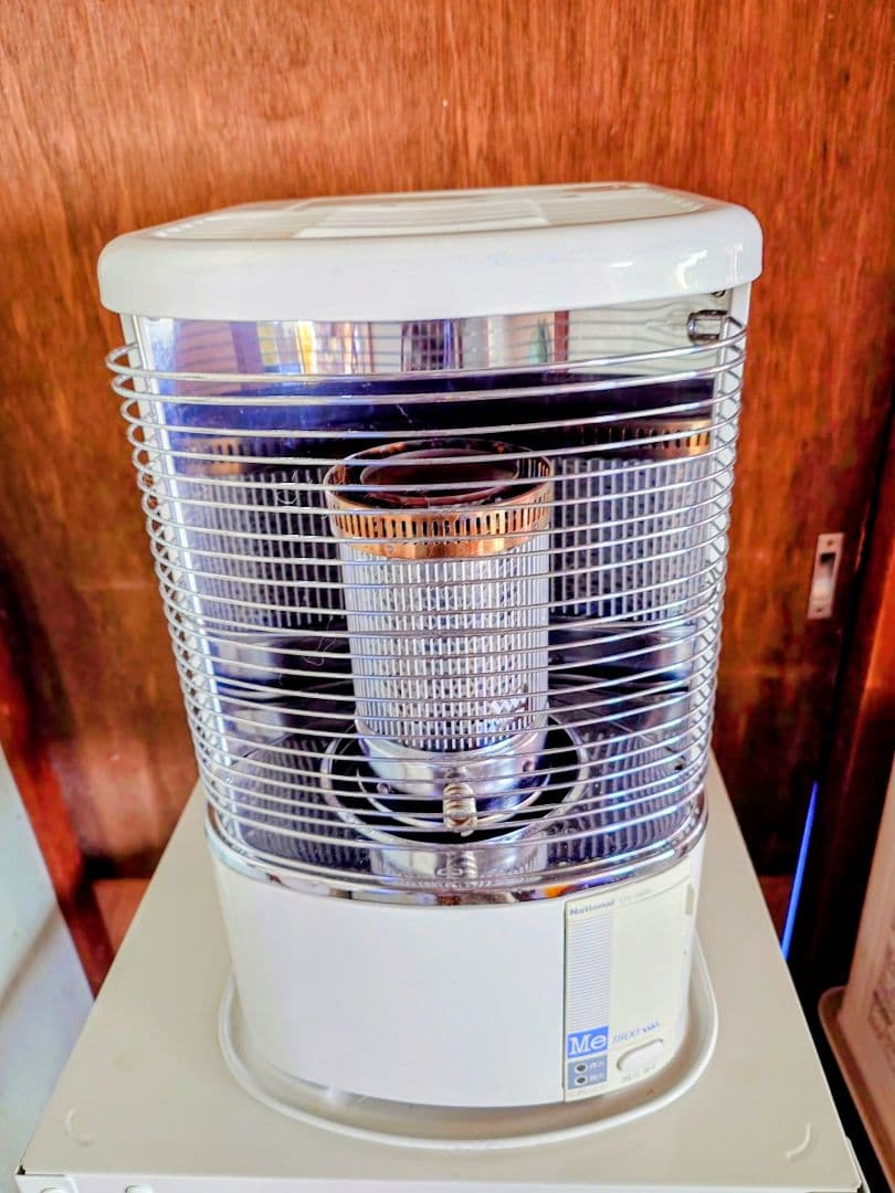 オシャレな取っ手付き石油ストーブ綺麗です。