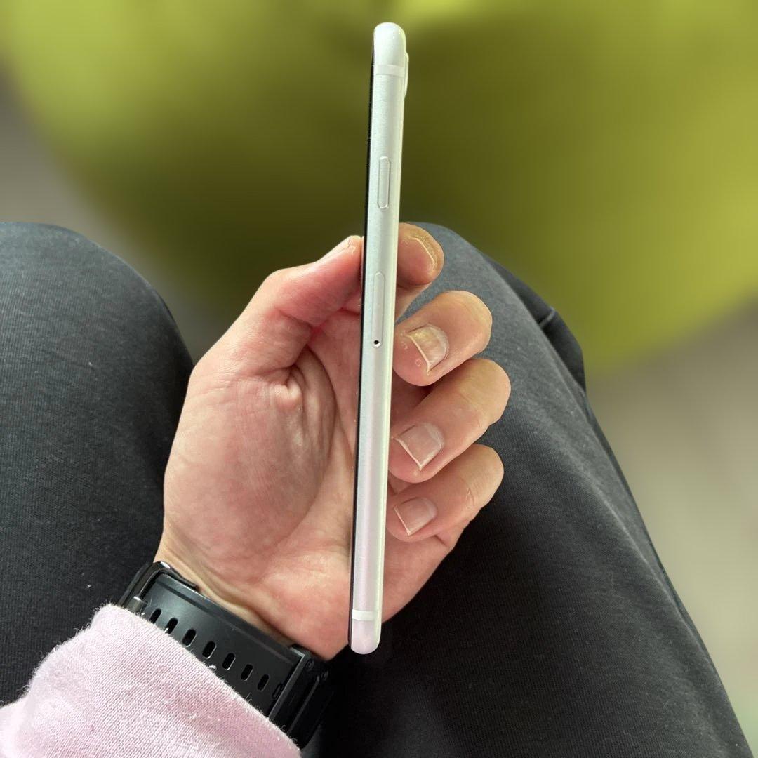 iPhoneSE 2 第二世代 64GB 本体 ホワイト 充電コード付き