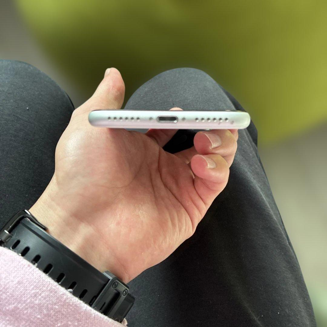 iPhoneSE 2 第二世代 64GB 本体 ホワイト 充電コード付き