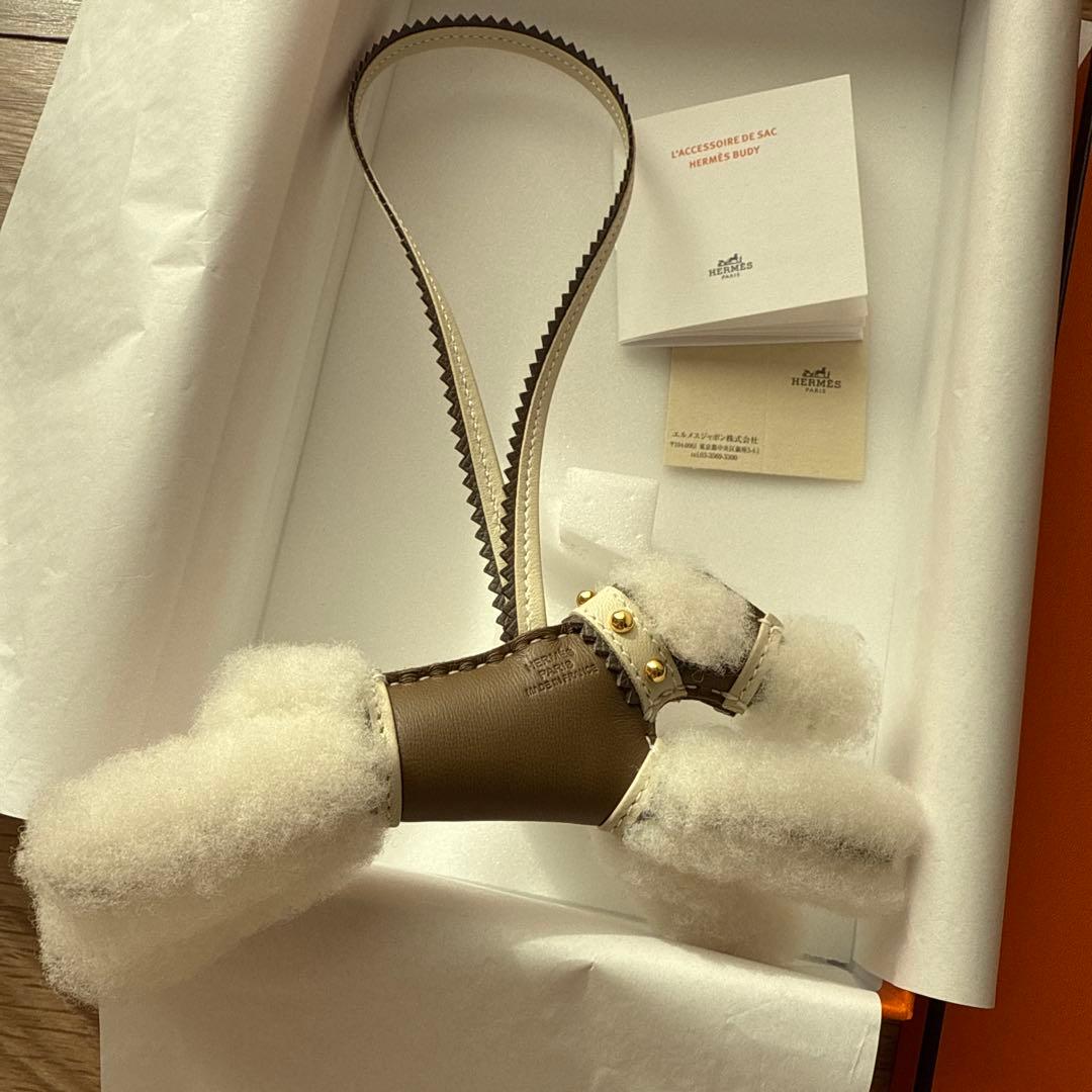 新品未使用HERMES バディ　チャーム　エピック　スタッズ首輪付き　エトゥープ
