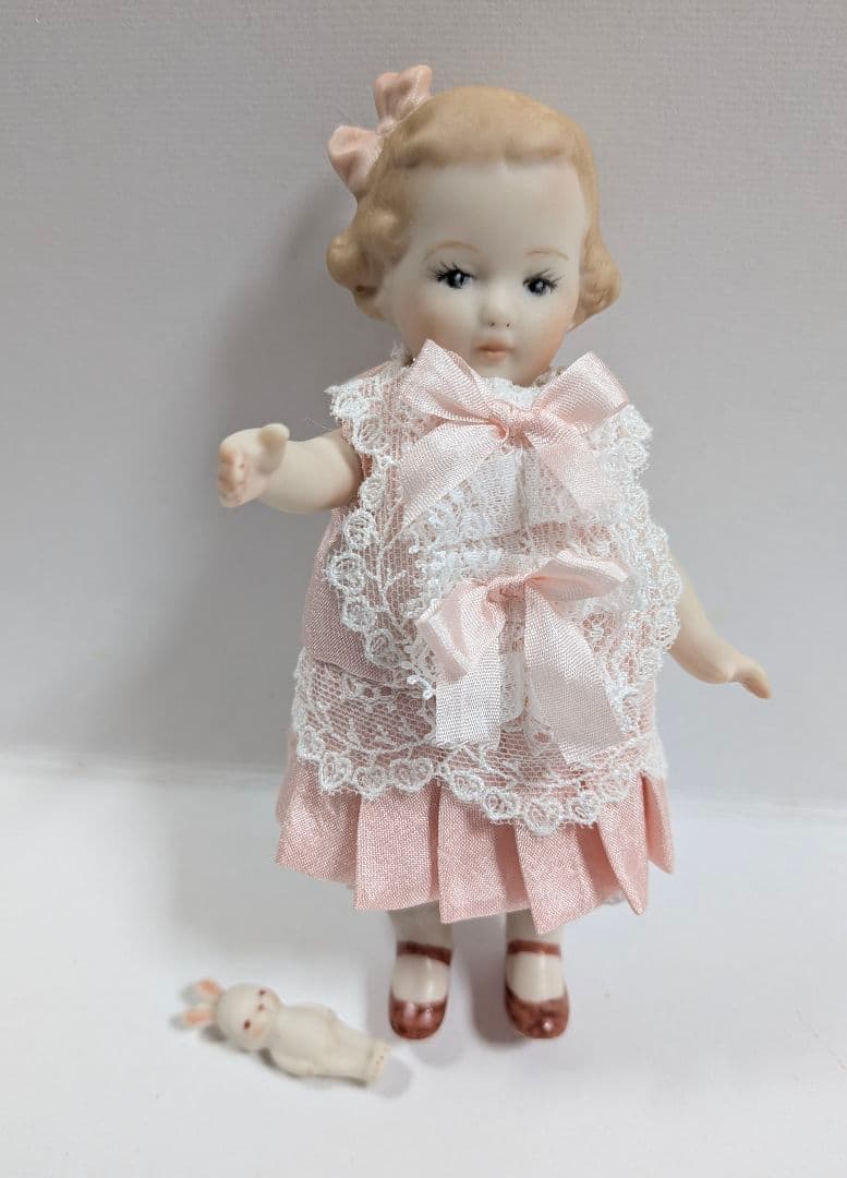 ★ちびくま工房　勿忘草ちゃん13センチ　ピンクリボンのワンピ