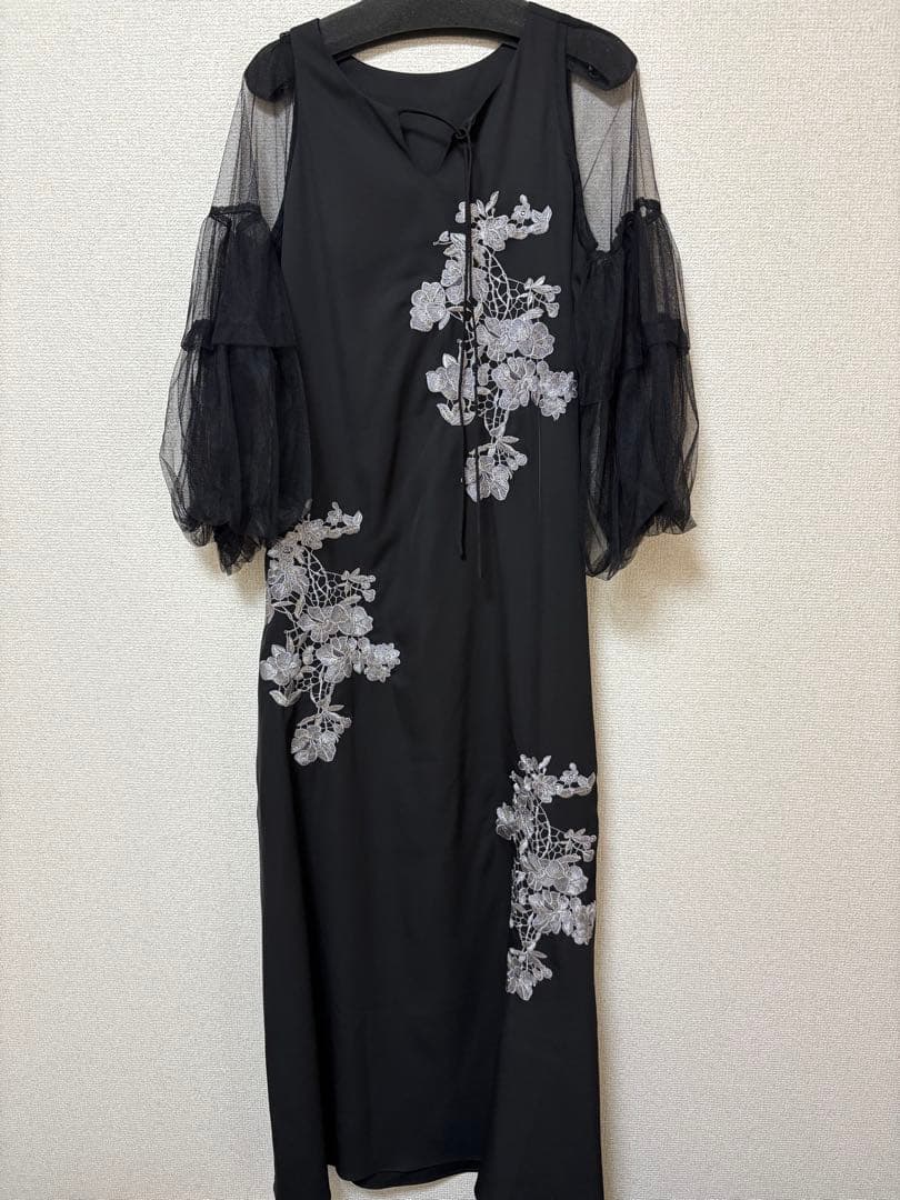 niana フラワー刺繍Aラインドレス チュール ボリューム袖 マタニティ 黒