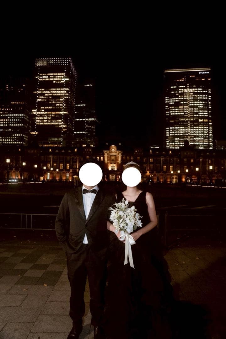 黒いフリル付きロングドレス