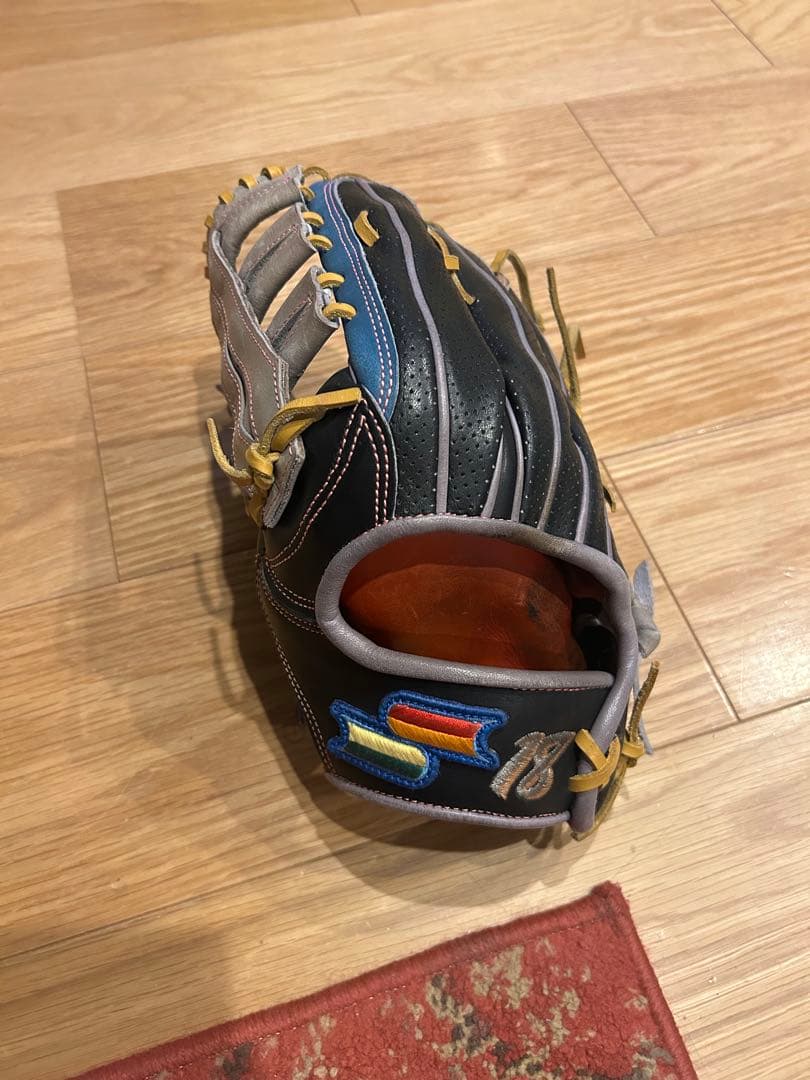 軟式グローブ 黒と青のレザー