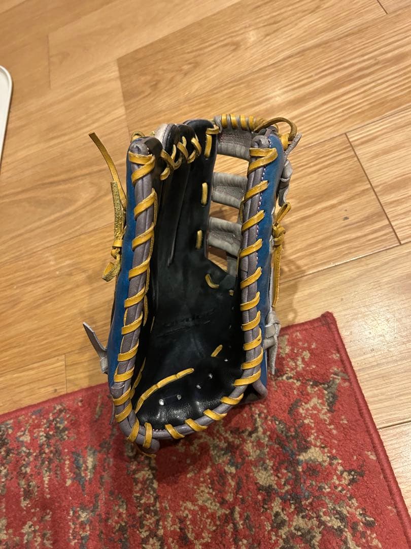 軟式グローブ 黒と青のレザー