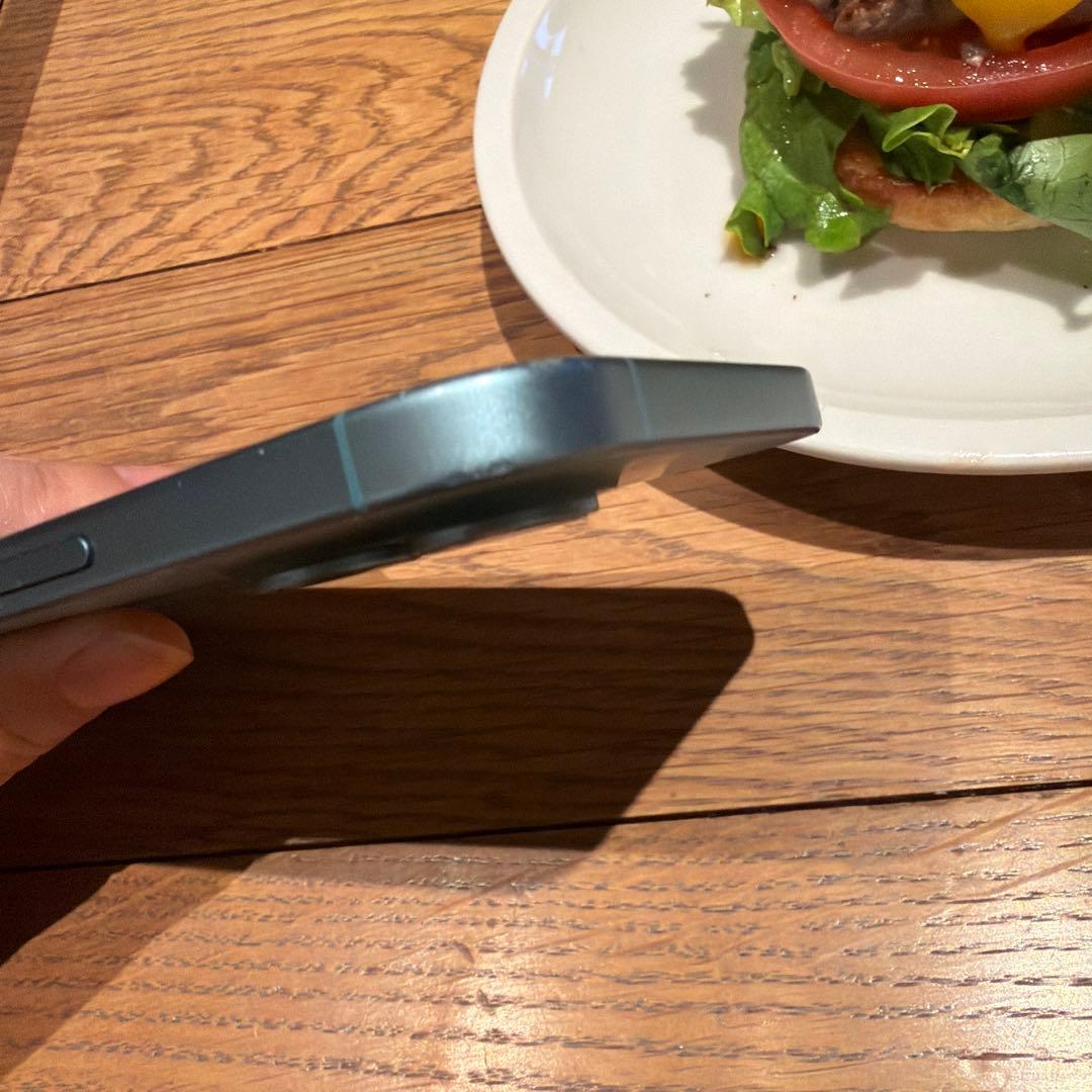 Apple iPhone16 背面割れあり／動作良好 128gb