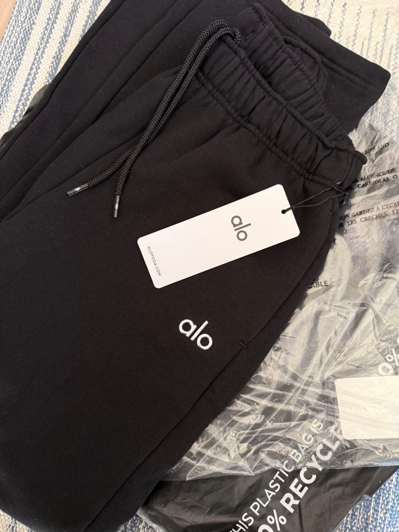 alo ブラック ワイドレッグパンツ