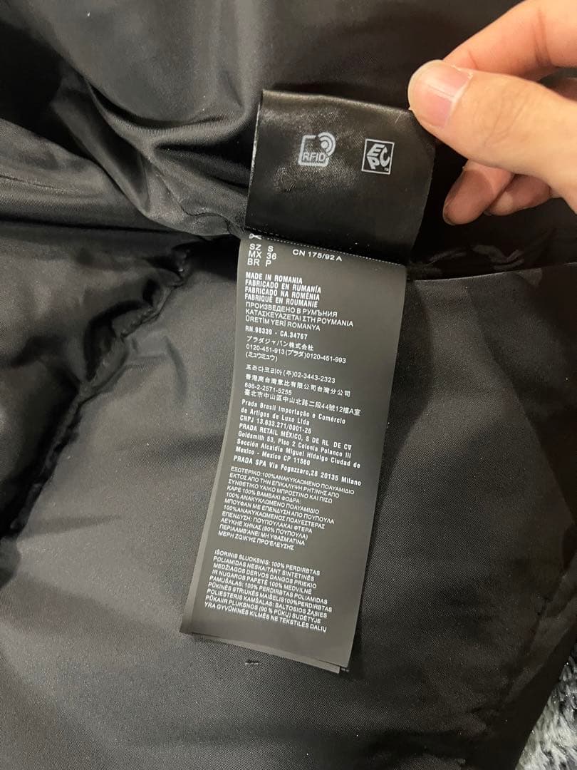 PRADA クロップド Re-Nylon ダウンジャケット