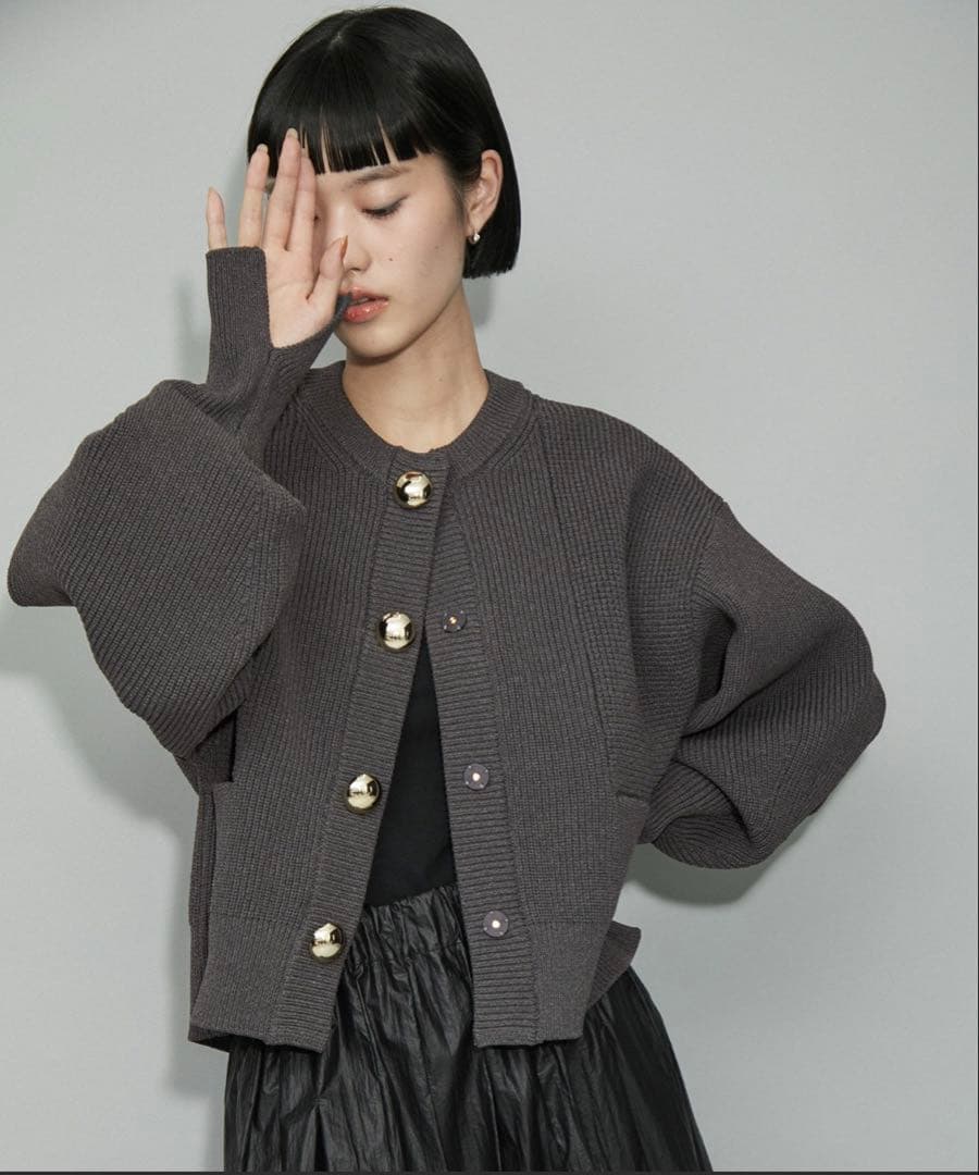 ダークグレー ボタン付きカーディガン