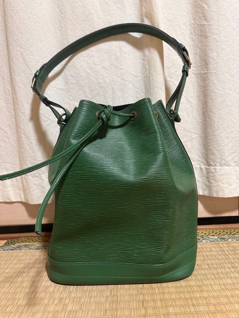 Louis Vuitton エピ プチノエショルダーバッグ