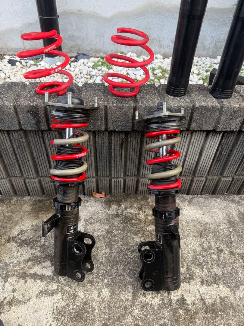 30プリウス 車高調　ブラックアイ