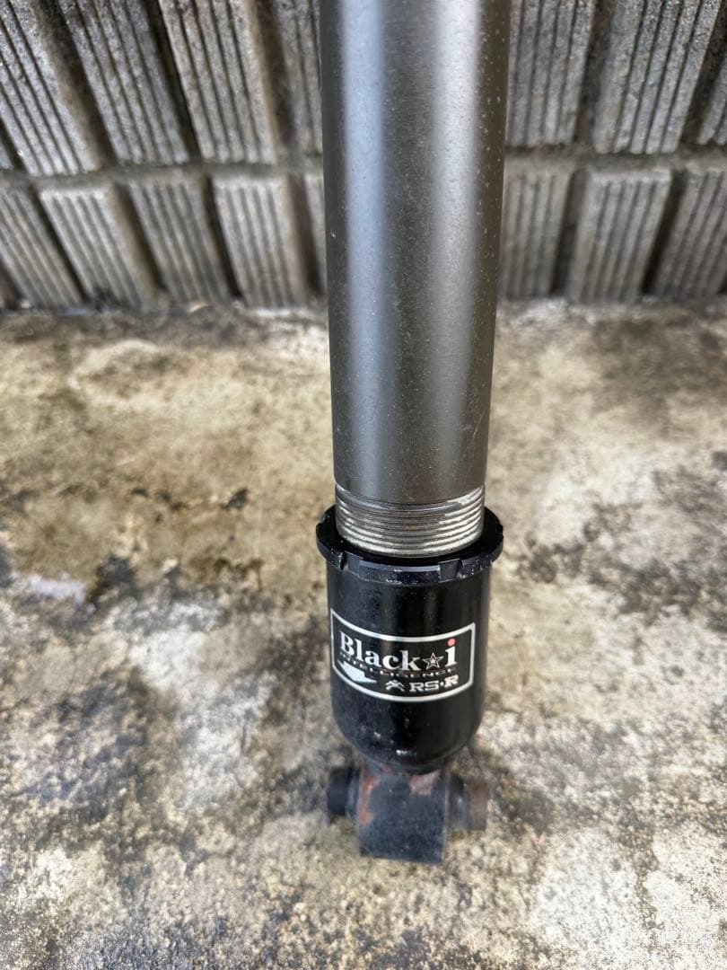 30プリウス 車高調　ブラックアイ