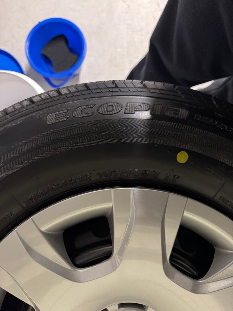 ハイエース　純正タイヤホイールセット