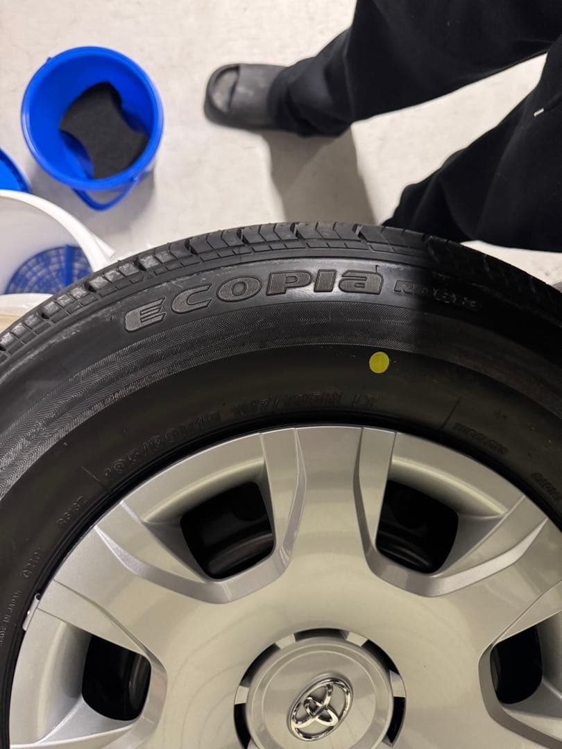 ハイエース　純正タイヤホイールセット