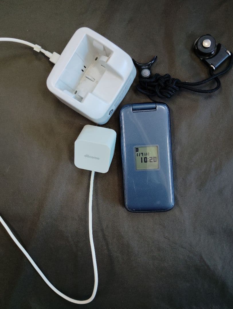 docomo ドコモ F-01M ネイビー 折りたたみ式携帯電話　卓上充電器付き